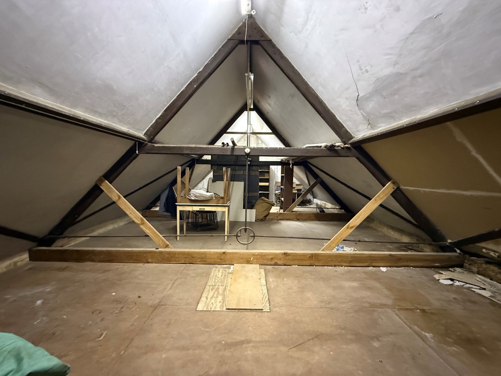 Lot: 151 - FORMER SCOUT PREMISES WITH POTENTIAL - First floor store room